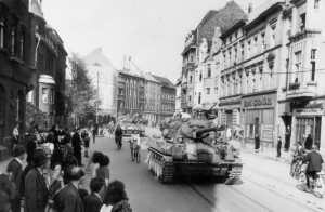 Amerikanische Panzer rücken am 17. April 1945 über die Flurstraße in die Innenstadt ein